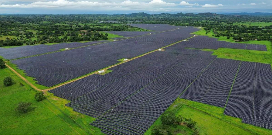 La Fabricación de Paneles Solares en Colombia: Retos y Potencial en la Transición hacia Energías Limpias