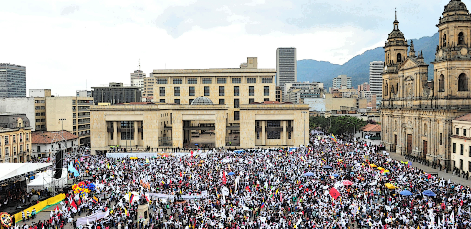 6 años del 22N: La noche del terror colectivo, las camisetas blancas y palos de escoba.