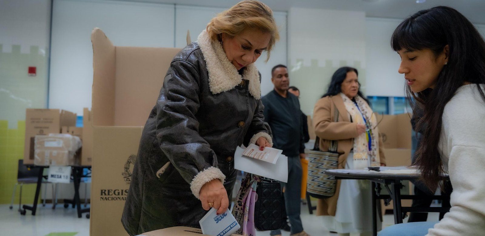 Votantes en el exterior enfrentan cambios de última hora en puestos de votación