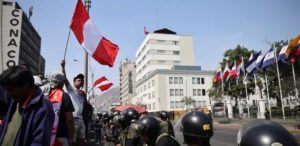 En medio de denuncias e irregularidades, Perú se debate su destino político entre la derecha y la extrema derecha