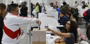 Perú define en segunda vuelta su décimo presidente en diez años