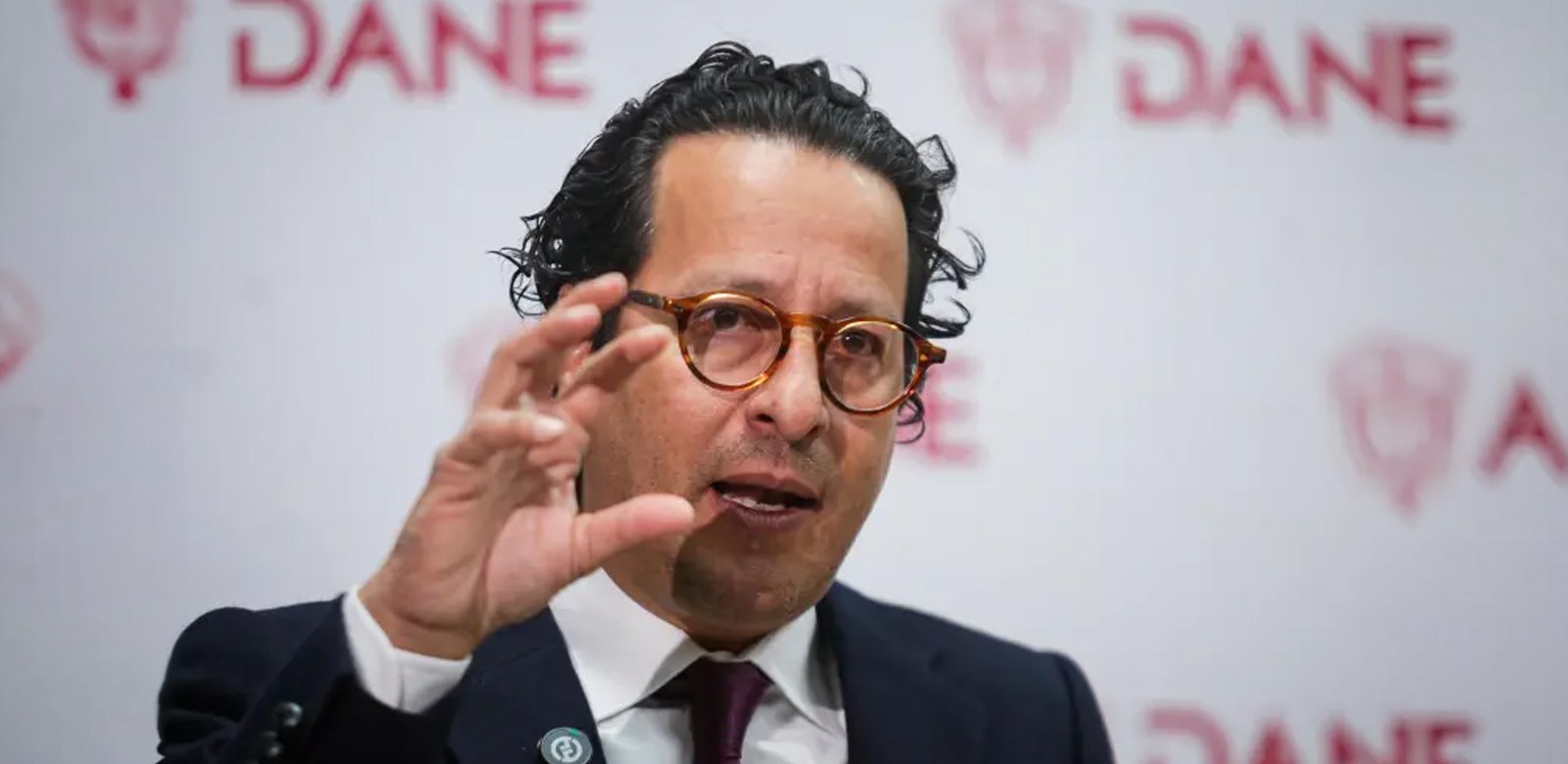 ¿Qué hay detrás de la polémica salida del director del DANE?
